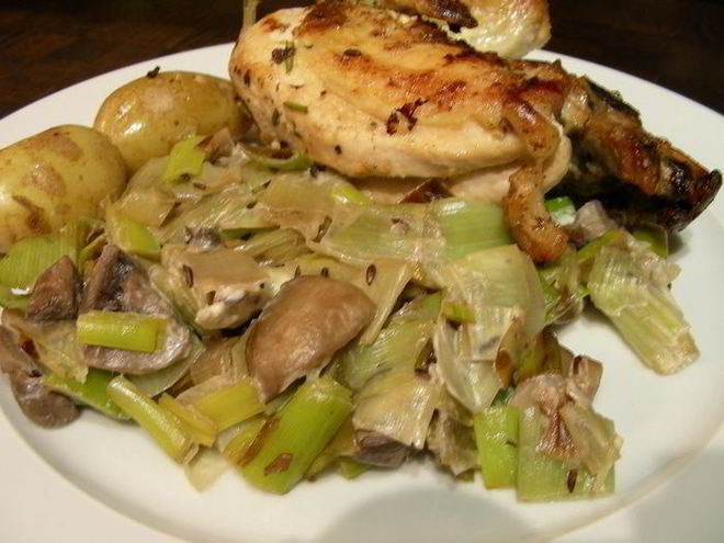 Рецепт нежного гарнира из лука-порея и грибов с маскарпоне