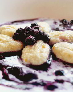 Ньокки из творога с черничным соусом и сливками