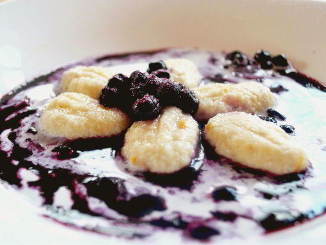 Рецепт ньокков из творога с черничным соусом и сливками