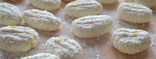 ньокки из творога с черничным соусом и сливками. Шаг 7