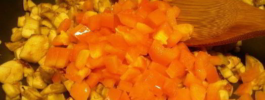 баклажаны, фаршированные тунцом и сладким перцем. Шаг 3