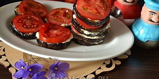 Баклажаны жареные с чесноком и помидорами