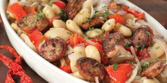 Белая фасоль, запеченная с красным перцем и острыми колбасками