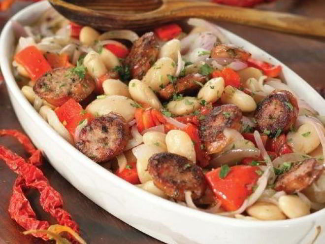Рецепт белой фасоли, запеченной с красным перцем и острыми колбасками