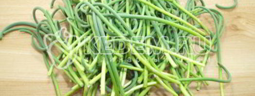 чесночные стрелки жареные. Шаг 3