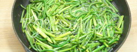 чесночные стрелки жареные. Шаг 5