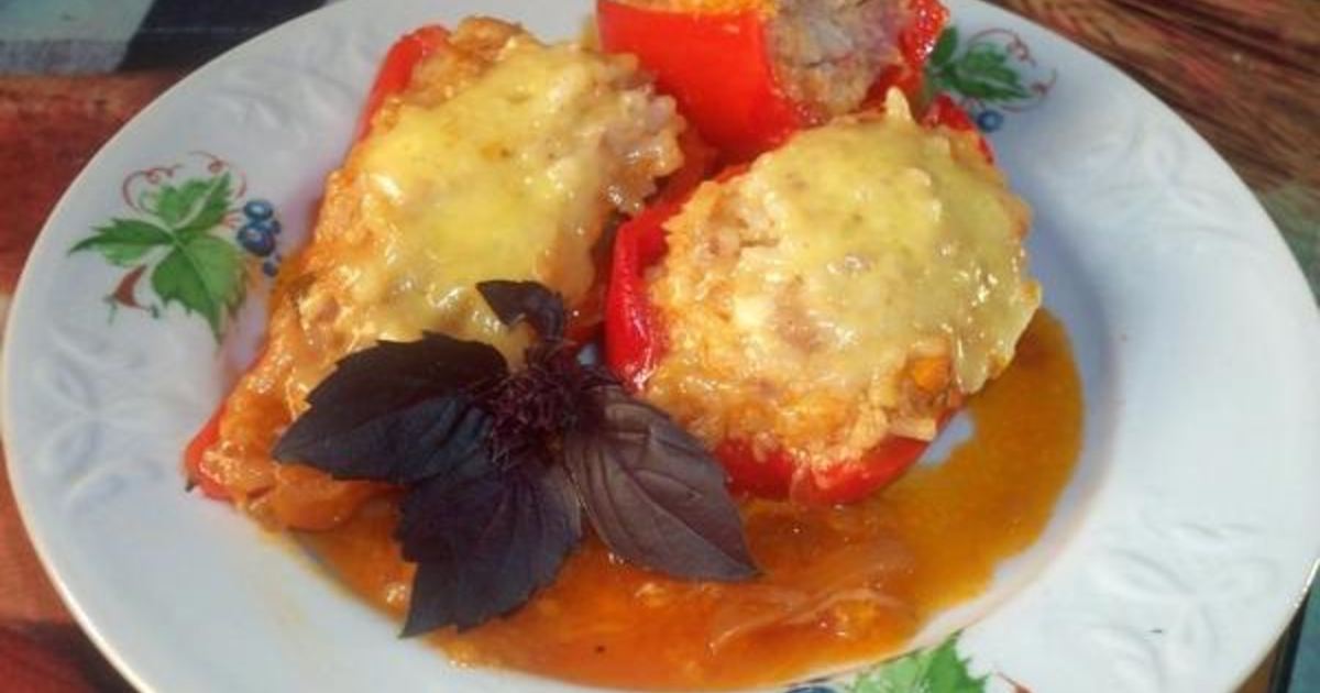 Перец фаршированный половинками фото. Куриное филе с перцем болгарским на сковороде. Жареный перец. Перец болгарский жареный с чесноком на сковороде. Перец болгарский жареный с чесноком.