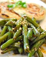 Фасоль с чесноком и соевым соусом