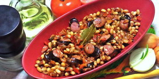 Фасоль с овощами и колбасками