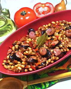 Фасоль с овощами и колбасками