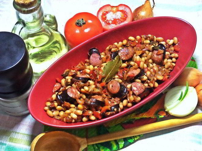 Рецепт фасоли с овощами и колбасками