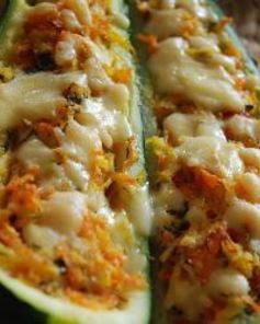 Кабачки, фаршированные овощами и сыром