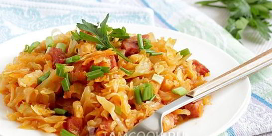 Капуста тушеная с колбасой