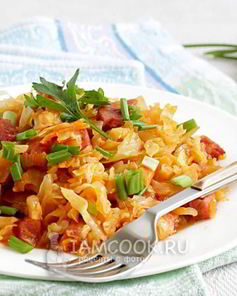 Капуста тушеная с колбасой