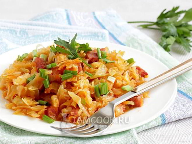 Рецепт капусты тушеной с колбасой