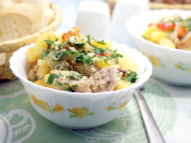 Рецепт картофеля запеченного с курицей в горшочке