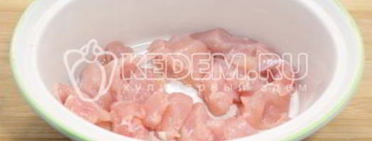 картофель запеченный с курицей в горшочке. Шаг 2