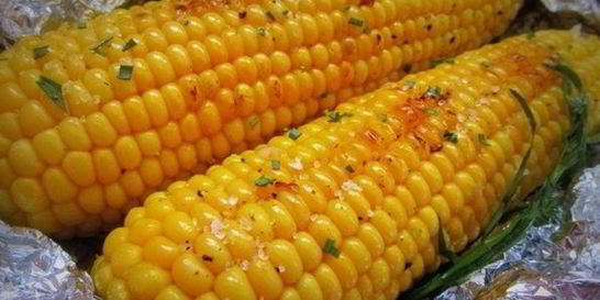 Кукуруза, запеченная в фольге с чесноком