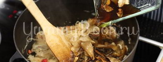 квашеная капуста, тушенная с клюквой. Шаг 2