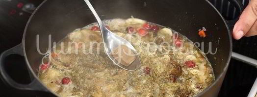 квашеная капуста, тушенная с клюквой. Шаг 3