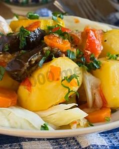 Овощи в казане тушеные на плите