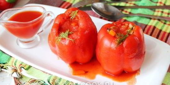 Перец, фаршированный овощами, в томатной заливке