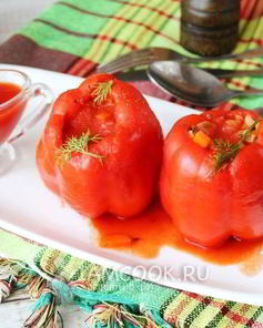 Перец, фаршированный овощами, в томатной заливке