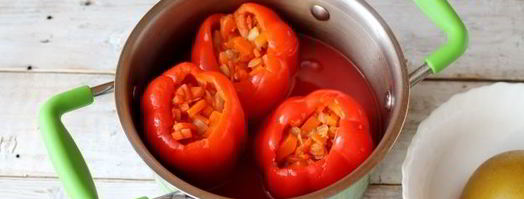 перец, фаршированный овощами, в томатной заливке. Шаг 11