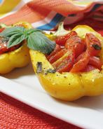 Перец фаршированный помидорами черри, чесноком и базиликом