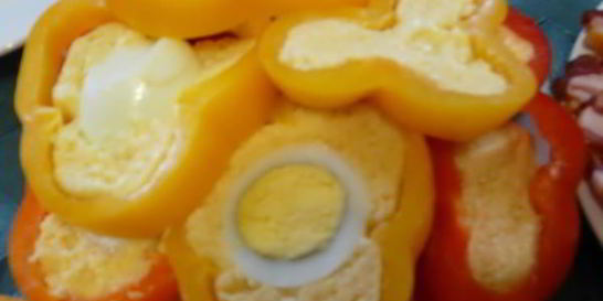 Перец фаршированный яйцами и сыром