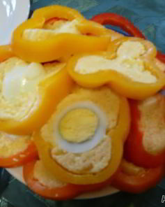 Перец фаршированный яйцами и сыром