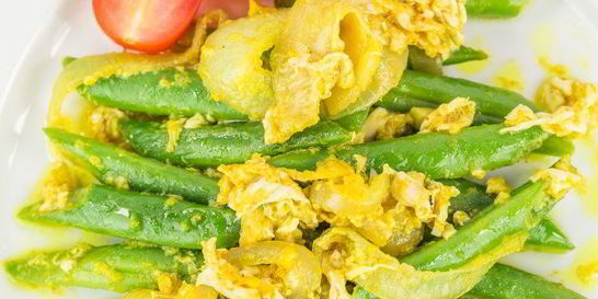 Стручковая фасоль с яйцом и помидорами