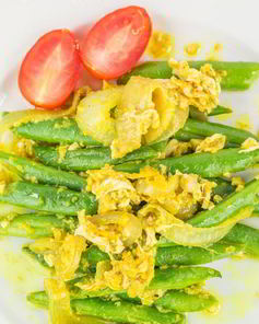 Стручковая фасоль с яйцом и помидорами