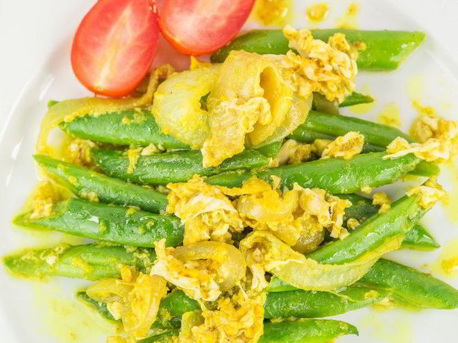 Рецепт стручковой фасоли с яйцом и помидорами