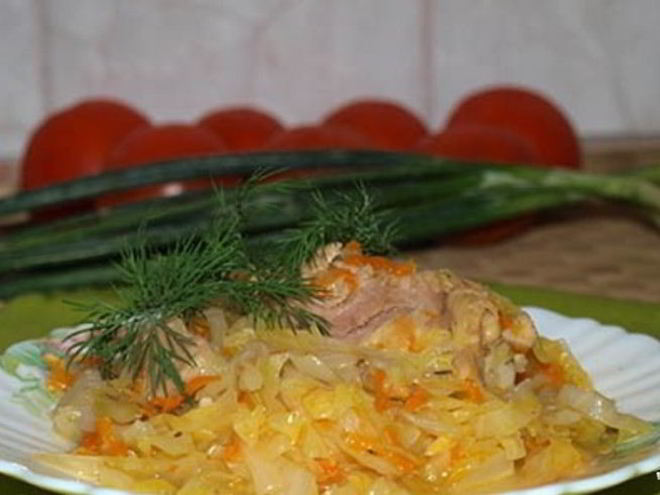 Рецепт свежей тушеной капусты с курицей