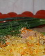 Свежая тушеная капуста с курицей