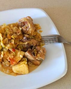 Тушеная капуста с картошкой и окорочками