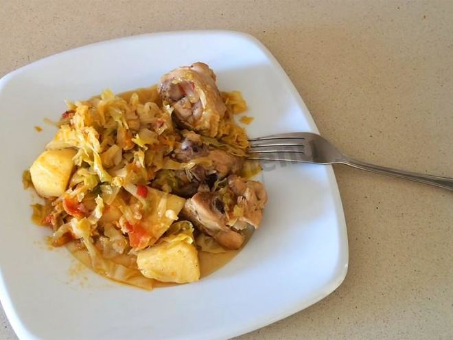 Рецепт тушеной капусты с картошкой и окорочками