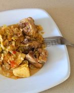 Тушеная капуста с картошкой и окорочками