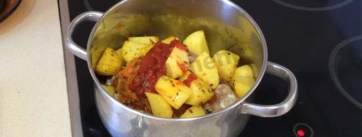 тушеная капуста с картошкой и окорочками. Шаг 11