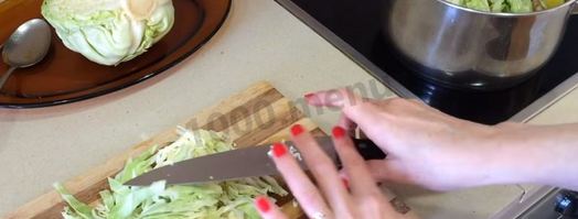 тушеная капуста с картошкой и окорочками. Шаг 12