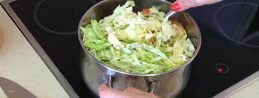 тушеная капуста с картошкой и окорочками. Шаг 13