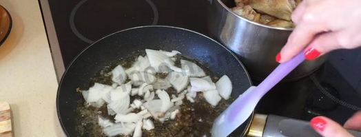 тушеная капуста с картошкой и окорочками. Шаг 3