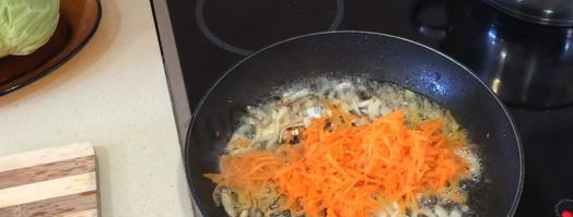 тушеная капуста с картошкой и окорочками. Шаг 4