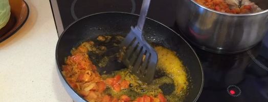 тушеная капуста с картошкой и окорочками. Шаг 8