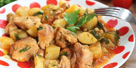 Тушеная картошка со свининой на сковороде