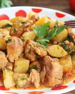 Тушеная картошка со свининой на сковороде