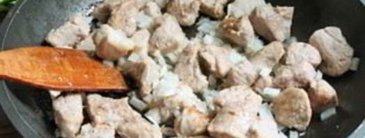 тушеная картошка со свининой на сковороде. Шаг 2