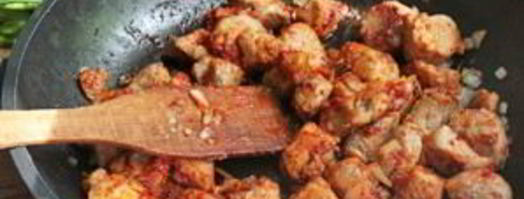 тушеная картошка со свининой на сковороде. Шаг 3