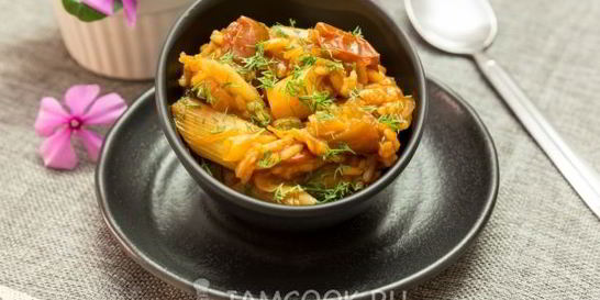 Тушеный лук-порей с рисом и овощами